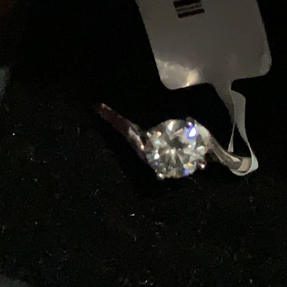 Solitaire Moissanite 1 ct size 9 - Picture 3 of 5